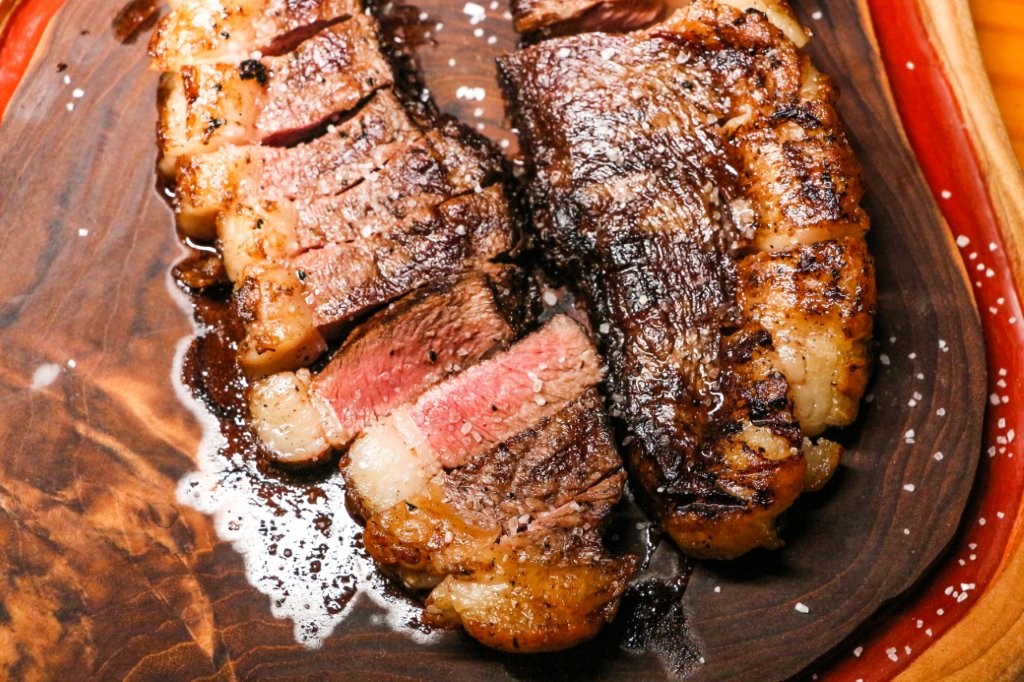 Mesa com carnes